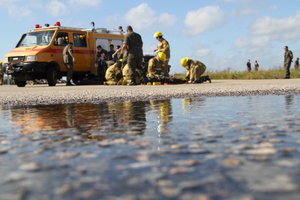 Bombeiros de Aeródromo fazem a remoção das vitimas