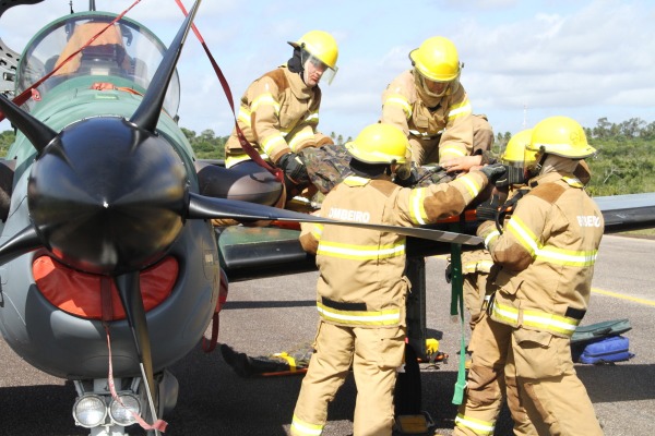 Bombeiros retiram pilotos de aeronave em treinamento