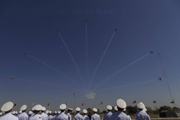 Esquadrilha da Fumaça fez demonstração em homenagem aos cadetes