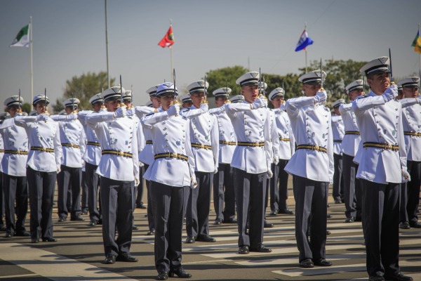 Espadim é uma espada menor, símbolo do cadete, e o acompanha até a formatura como oficial