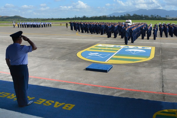 Os novos integrantes da Força Aérea prestaram compromisso à Bandeira Nacional nas regiões Norte e Sudeste do país