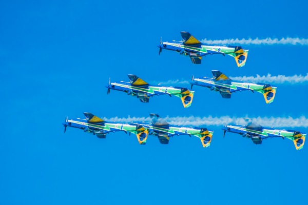 Show de manobras e acrobacias aéreas encanta público durante feriado municipal