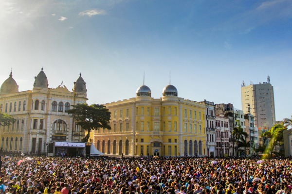 Milhares de pessoas acompanharam o espetáculo no centro da capital pernambucana