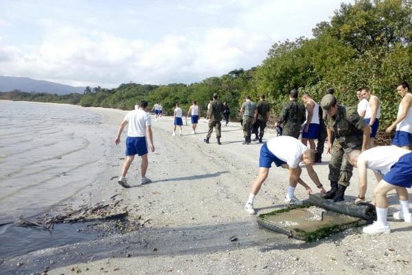 Militares realizam ação de limpeza na orla da BAFL