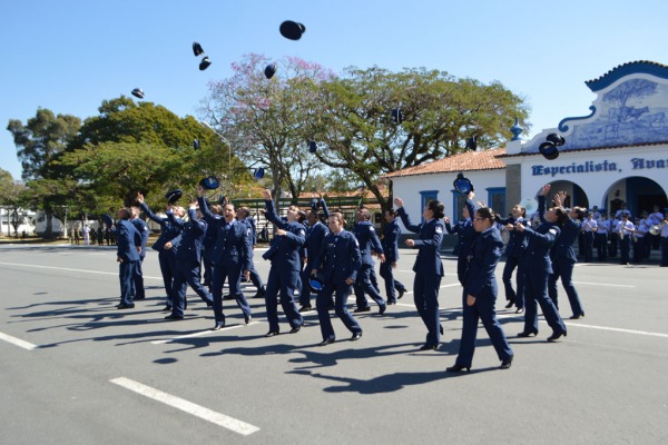 Os militares prestaram compromisso à Bandeira Nacional e vão servir em diversas localidades do país