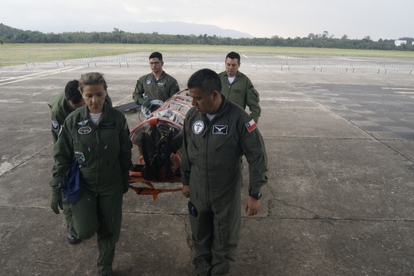 Objetivo foi a troca de conhecimentos sobre os cuidados em voo com pacientes contaminados