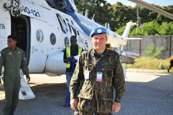 Coronel Alexandre durante missão de paz no Haiti, em 2016