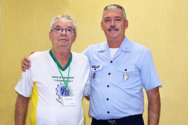 Brigadeiro ainda assistiu presente emocionante de um pai para formando da EEAR