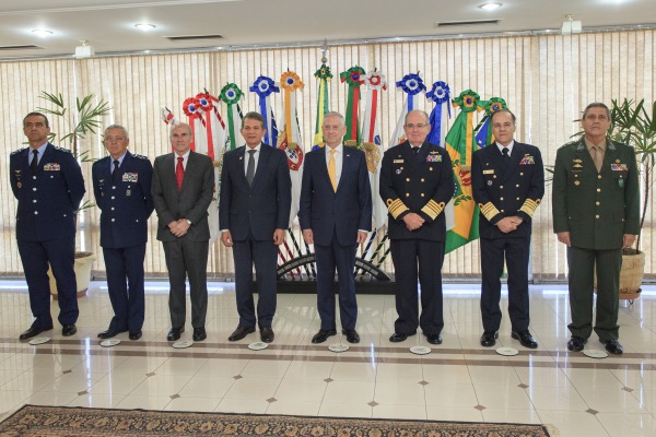 Representantes da Defesa brasileira e americana durante encontro em Brasília