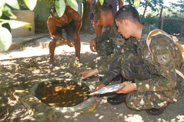 Militares dão instruções aos moradores em ação de combate ao Aedes aegypti