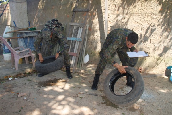 Militares mostrando a maneira correta de manter os pneus bem guardados