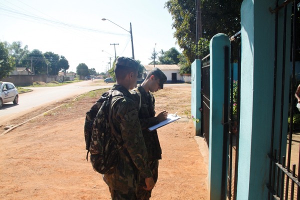 Militares aguardando serem recebidos por moradores