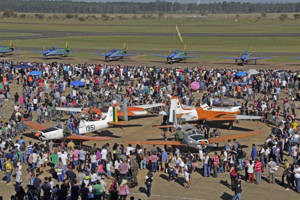 Atividade promoveu diversas atrações, como exposição de aeronaves e apresentação da Esquadrilha da Fumaça