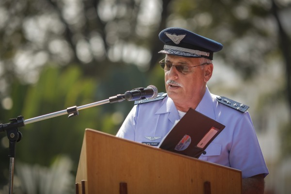 Major-Brigadeiro Intendente Vilmar em discurso durante a cerimônia