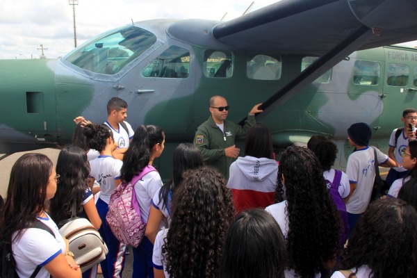 Os militares demonstraram, na prática, conceitos de física, como atuação de forças, energia, aerodinâmica e termodinâmica