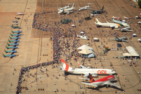 Programação contou com exposição de aeronaves, apresentação da Esquadrilha da Fumaça e paraquedismo