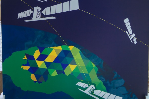 Satélite com RADAR SAR capta imagens, em qualquer horário do dia e da noite, mesmo em áreas cobertas de nuvens, tanto na superfície terrestre quanto marítima