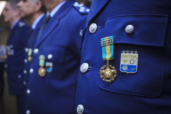 Militares foram agraciados com Medalha Militar de ouro com passador de platina