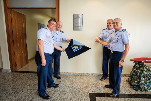 Descerramento da placa de inauguração das instalações