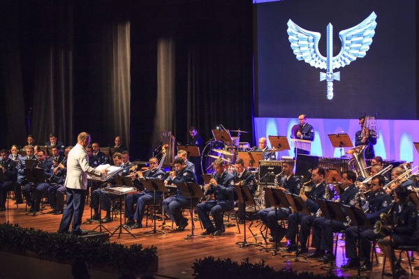 Durante mais de 90 minutos, a orquestra regida pelo Capitão Músico Sadi Melchior exibiu combinação de ritmos