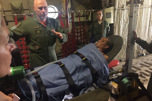  Objetivo foi capacitar médicos da Força Aérea Brasileira (FAB) para atuarem durante o transporte aéreo de pacientes críticos ou em terapia intensiva, sobretudo em ambiente operacional.