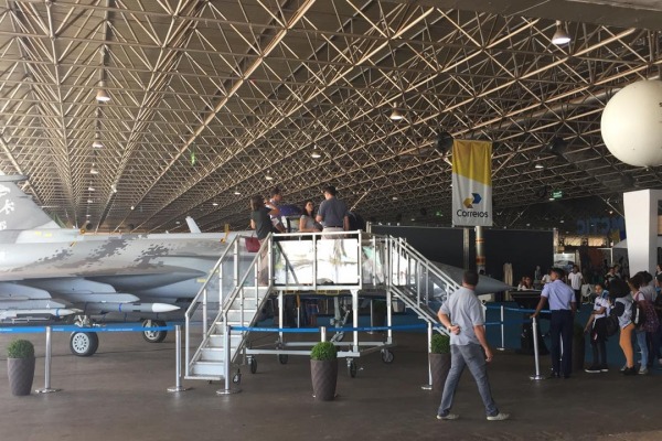 Réplica do Gripen NG pode ser visitada na feira