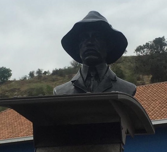 Monumento relembra a passagem de Santos-Dumont pela cidade