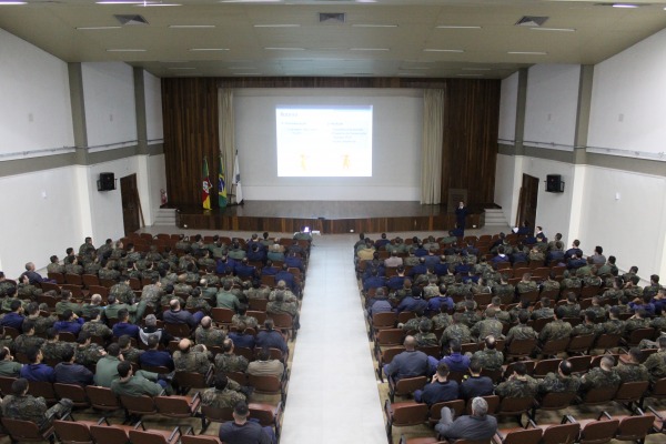 Militares recebem orientações para evitar danos à audição