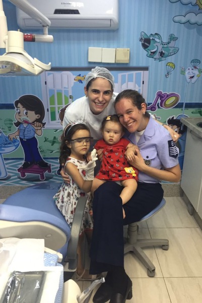 Luiza e Camila vão à odontopediatra desde bebês, como mostra a foto de 2016