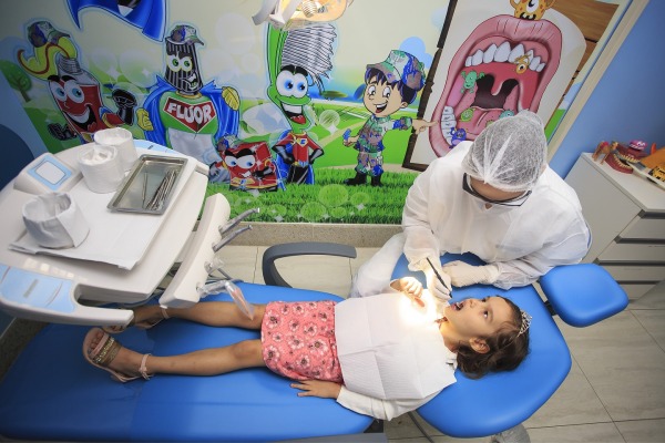 Capitão Aline examina a pequena paciente