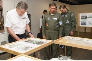 Ministro Silva e Luna fez um voo de caça A-29 Super Tucano