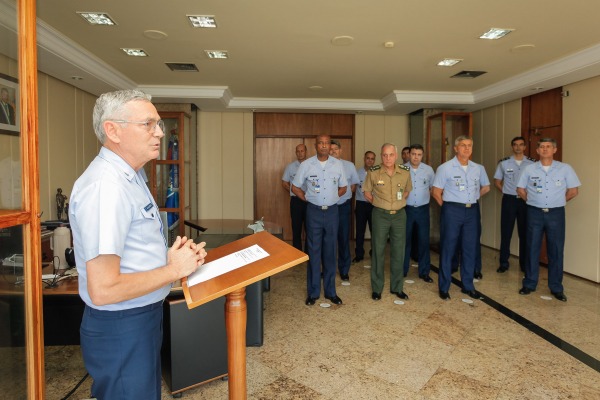 A condecoração ocorreu durante cerimônia no Gabinete do Comandante da Aeronáutica