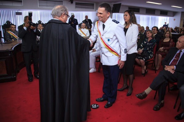 Tenente-Brigadeiro Aquino recebe comenda da Ordem do Mérito Judiciário Militar 