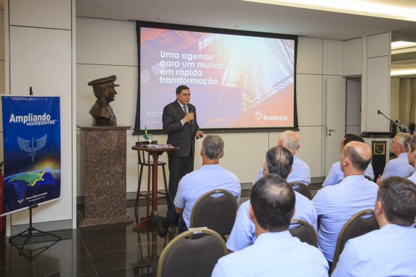 Durante o evento, o palestante recebeu a Comenda da Ordem do Mérito Aeronáutico