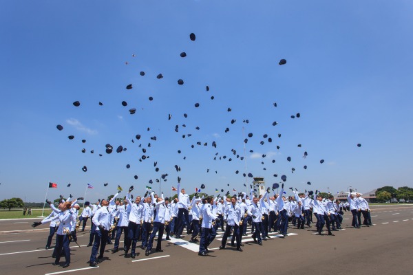 Os militares receberam a espada que simboliza o oficialato 