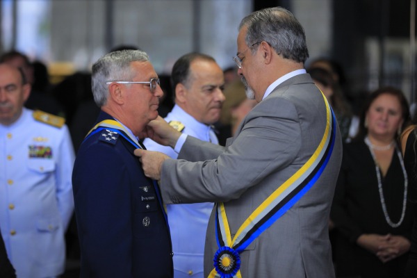 Ministro Raul Jungmann entrega medalha ao Comandante da FAB