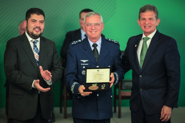 Tenente-Brigadeiro Rossato recebe Ordem Nacional Barão de Mauá, no Palácio do Planalto