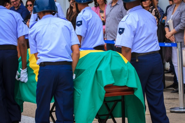 Durante o velório, foi realizada uma missa e prestadas as honras fúnebres com a salva de tiros e o toque da corneta