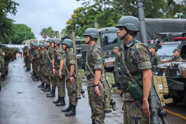 A Defesa Antiaérea será composta por 12 Unidades de Tiro empregando dois tipos de armamentos