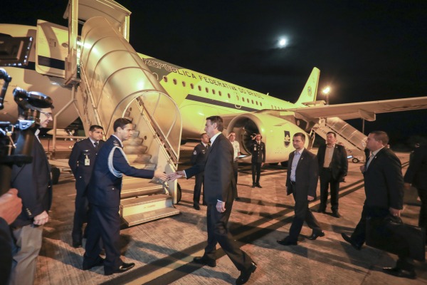 Presidente Jair Bolsonaro embarca em avião da FAB para Suíça