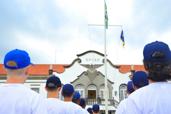 Os aprovados no concurso fizeram a transposição do Portão da Guarda, ato simbólico que marca o início do ano letivo