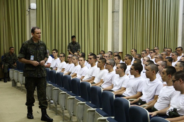 Todos os aprovados no processo seletivo do Instituto Tecnológico de Aeronáutica passam por formação militar no primeiro ano