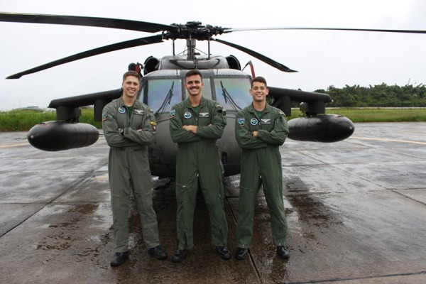 Irmãos e primo seguem a carreira militar e servem no Esquadrão Harpia, em Manaus (AM)