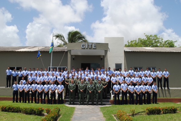 Após a formatura, os Aviadores seguem para os Cursos de Especialização Operacional (CEO), ministrados pelos três esquadrões aéreos de instrução da Ala 10