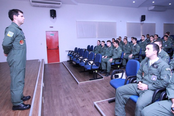 Além de pilotos da FAB, também há alunos da Marinha do Brasil e da Força Aérea Paraguaia