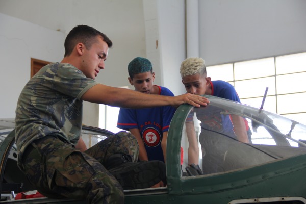 Visita ao hangar do PAMA LS