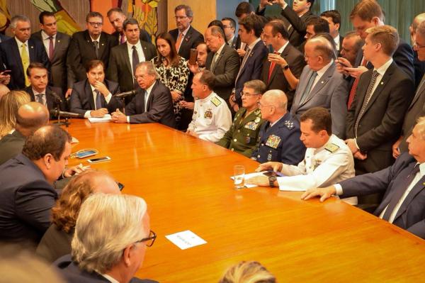 Comandante da Aeronáutica acompanha a entrega do Projeto de Lei