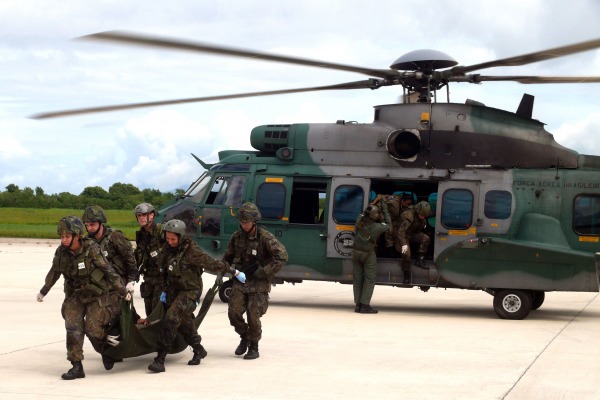 Treinamento prevê situações envolvendo militares feridos a serem resgatados em áreas inóspitas