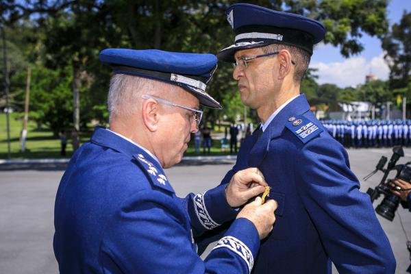 Militares foram homenageados com a Medalha Bartolomeu de Gusmão, nesta segunda-feira (25), em Guaratinguetá (SP)