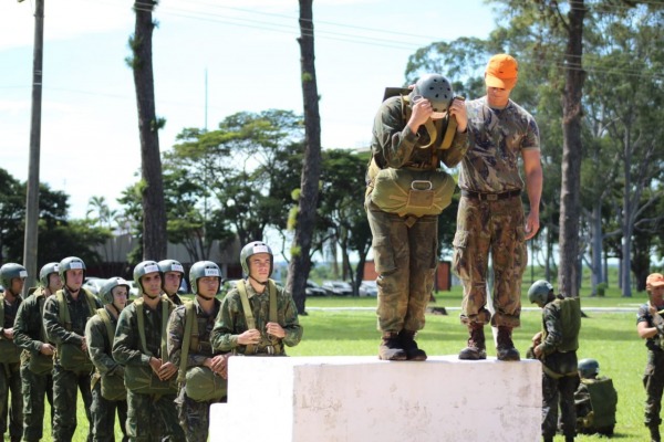 Cadetes treinam para o salto de emergência